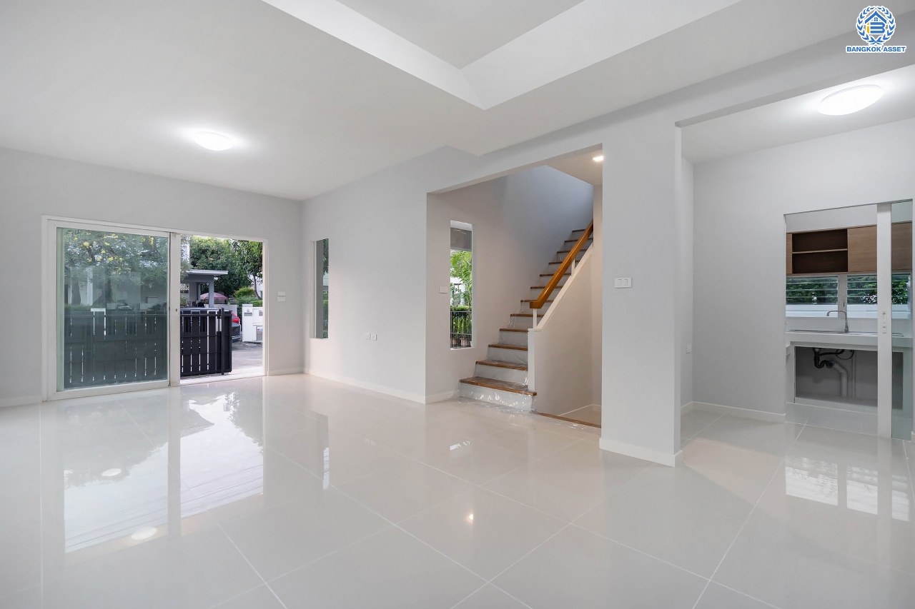 บ้านเดี่ยวมือสอง จากแบรนด์ LH โครงการ ชัยพฤกษ์ วัชรพล หลังใหญ่ เนื้อที่ 50.6 ตร.ว. ฟังก์ชัน 3 ห้องนอน 3 ห้องน้ำ จอดรถได้ 2 คัน พร้อม Facilities ครบครัน บนทำเลเดินทางสะดวก ติดถนนสุขาภิบาล5 เชื่อมต่อหลายเส้นทาง ใกล้ทางด่วน "ฉลองรัช" และรถไฟฟ้าสายสีเขียว "สถานีสายหยุด"